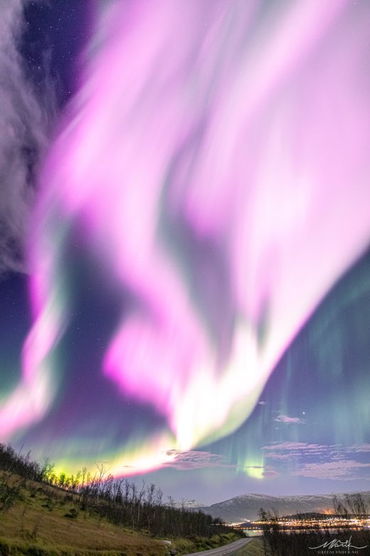 Różowa zorza polarna nad Tromsø. Jak powstaje to piękne zjawisko?