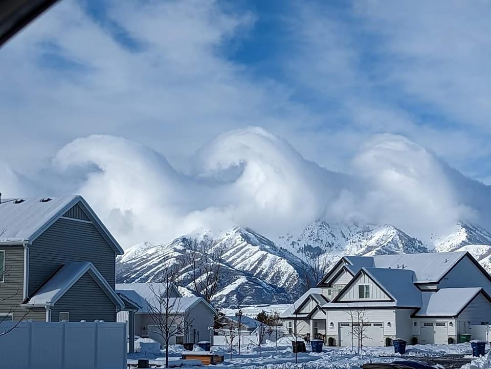 Chmury Kelvina-Helmholtza w górach Utah w USA. 