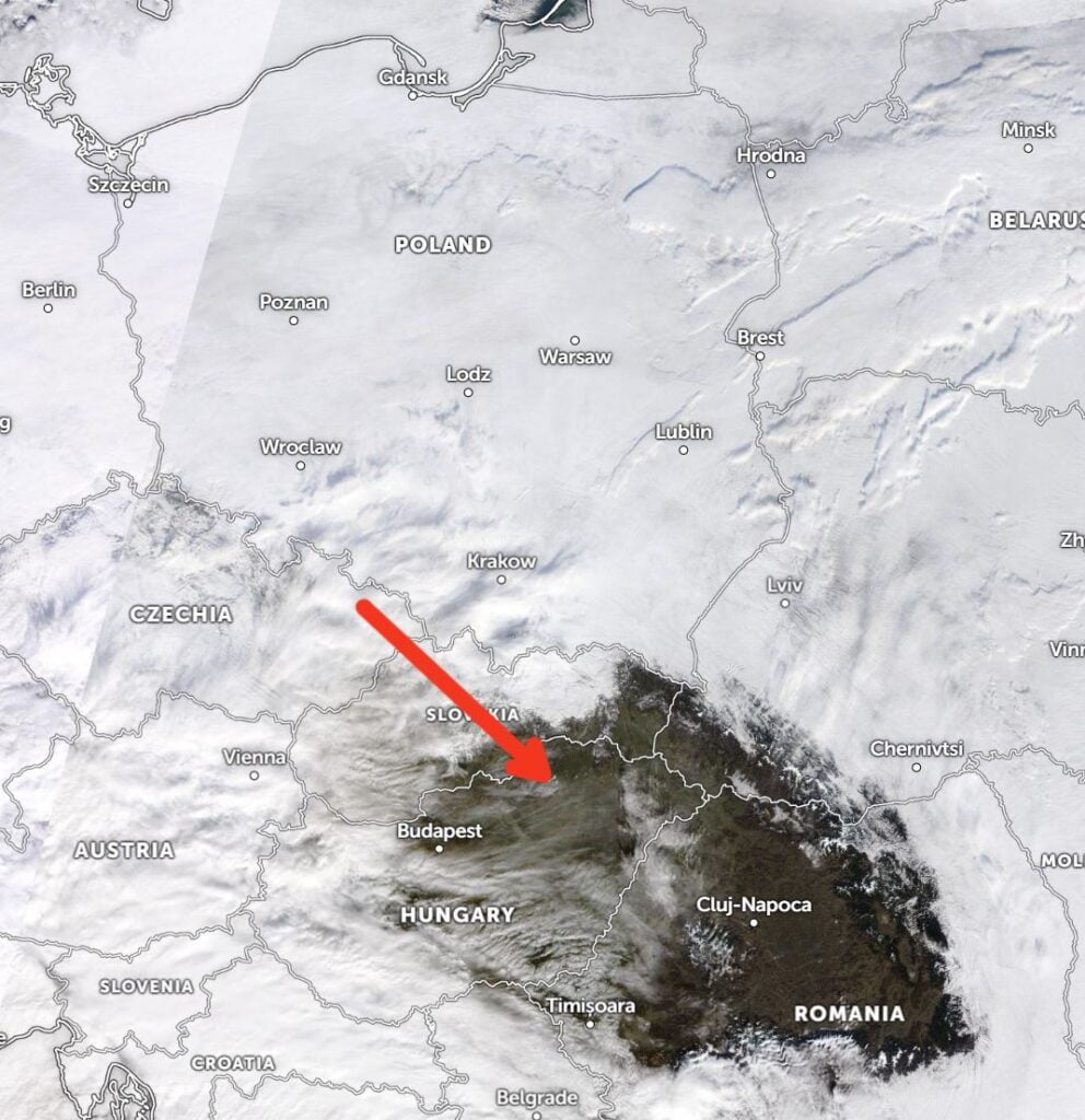 Dziura w chmurach na południe od Polski. Widać ją na zdjęciach NASA.