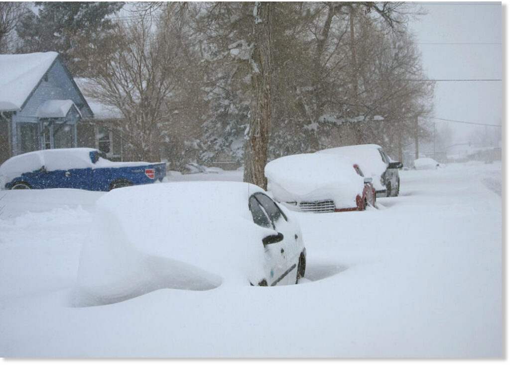 Rekordowa zamieć śnieżna w Wyoming. USA. Na miasto Casper spadło 66 cm śniegu.