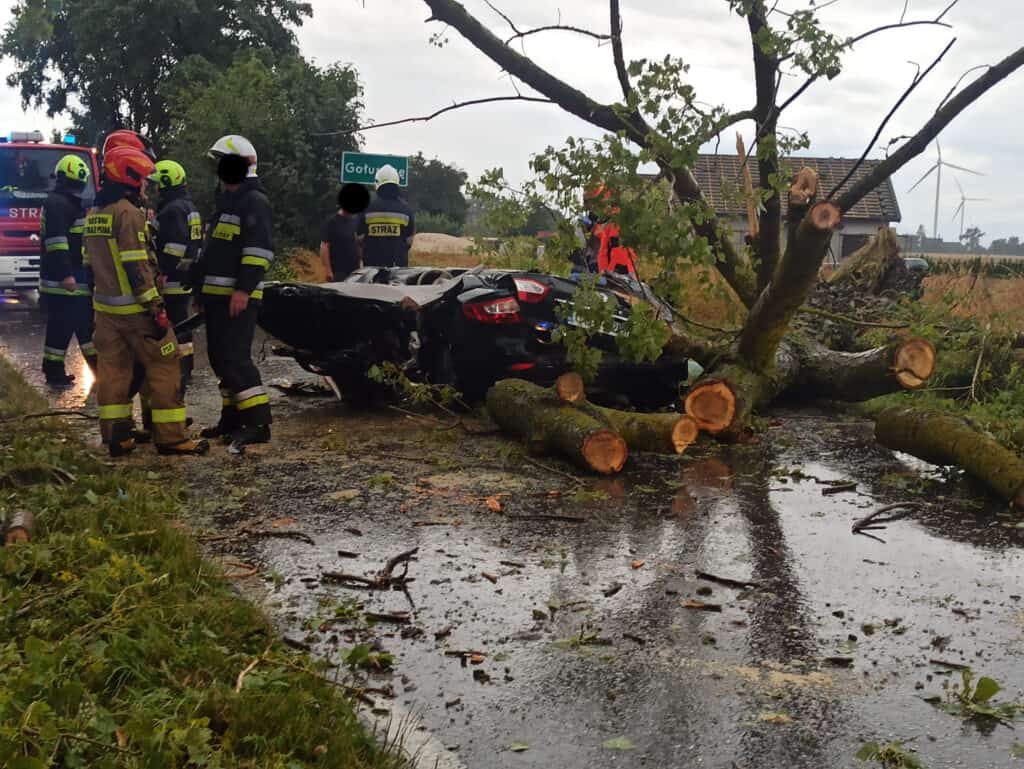 Drzewo upadło w sobotę na samochód podczas burzy. 1 osoba nie żyje, a 3 są ranne.