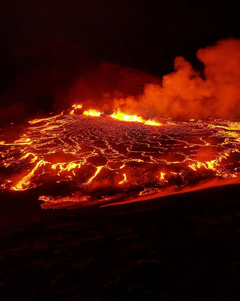 Islandia: Erupcja szczelinowa nieopodal Rejkiawiku. Masyw górski Fagradalsfjall